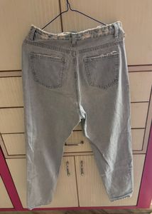 RIOT ripped Mom High Jeans