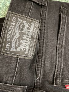 Black Body Fit Levi’s Jean