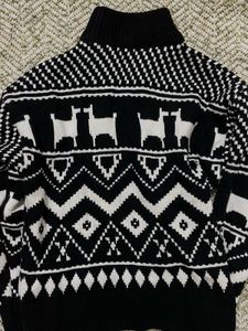 Aesthetic White &amp; Black Printed Sweater