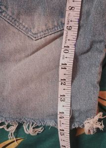 High-waisted blue denim shorts without any Damage