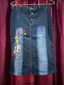 Denim Skirt w threadwork n triple button closure