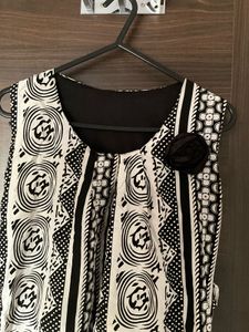 Chic Black &amp; White Sleeveless Designer Top ♠️
