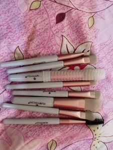 The Frozy Coloured Make Up Brushes T
