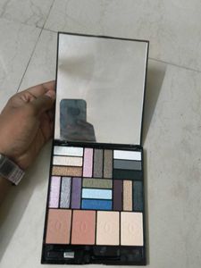 18 Colour Flash Gleam Eyeshadow
