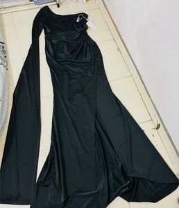 Elegant Black One-Shoulder Gown