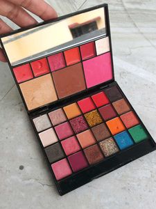 HUDA GIRL EYESHADOW PALETTE