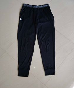 SOLID Black 🖤 Under Armour Ladies TrecK
