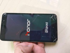 Honor Smartphone - Cracked Screen