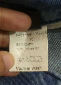 A blue jeans with belt