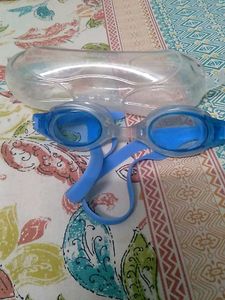SWIMMING GOGGLES