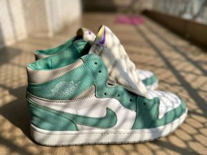NIKE JORDANS HIGH TOP Almost New