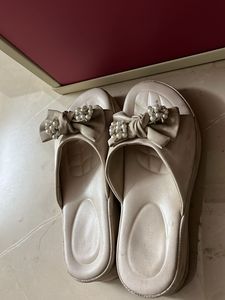 Elegant Bow Detail Slides size 5 number 38