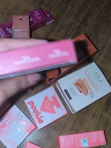 Mila Beauty Foundation, Concealer, Gloss