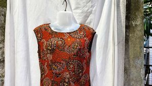 18211. Paisley Print Sleeveless Top