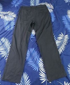 Formal Black Pant,  32 Size Gently Used, No Flaws. Slightly Torn At The Clip As In Pic 4. Very Good Condition.