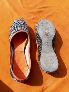 Embroidered Juttis