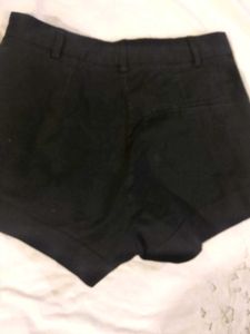 H&amp;M HIGH WAIST BEAUTIFUL BLACK SHORTS