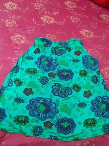 Woman&#39;s Cutsleeves Top