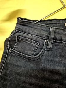 Levi&#39;s 721 High Rise Skinny Jeans -Size 28 (Black
