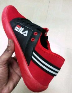 NEW NO USED  SENAKER SPORTS SHOES.