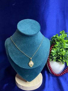 Elegant Floral Pendant Necklace