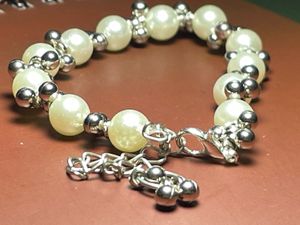 Pearl and metal bracelet with clasp