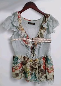 Han Ye Ben Se Floral Ruffled Sleeve Top