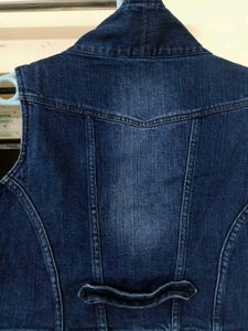 Women&#39;s Sleeveless Denim Jacket