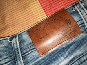TOMMY HILFIGER JEANS