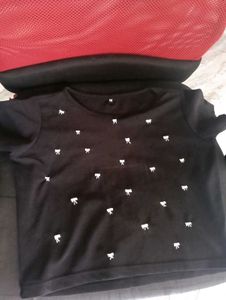 BOW EMBROIDERED BLACK TOP.