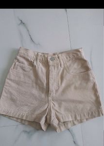 Guess Creamy High Waisted Shorts ❤️