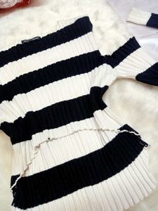 🤍🖤Striped Cut Out Sleeve Crop Top🖤🤍