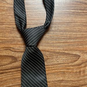 BLACK STRIPED TIE