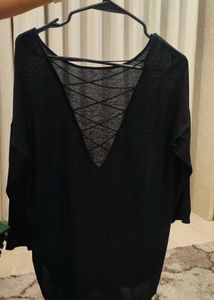 Oversize, trendy black top