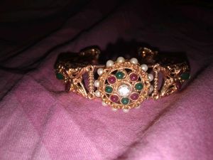 Elegant Gold-Toned Bangle