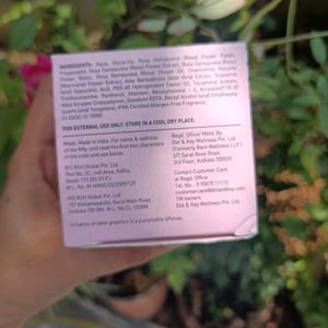 Dot &amp; Key Damask Rose Gel Mask