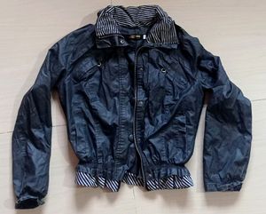 WOMAN BLACK JACKET