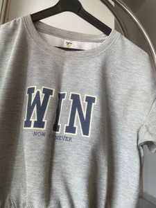 Gray &#39;WIN&#39; Graphic Crop Top