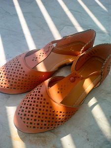 Traditional Juttis And Flipflop/Sandals