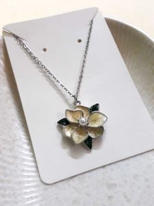 Floral Pearl Pendant Necklace