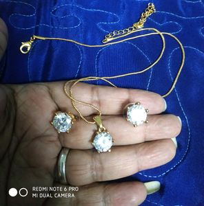AVON Never Used Pendent Set