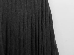 Black Fitted Skirt With Simple Pleats