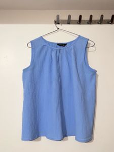 Sleveeles Top