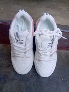 Women&#39;s White Sneakers 👟