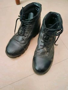 Mens Boots Size 10, Sparingly Used