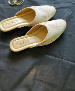 Women Special Shimmering Juttis