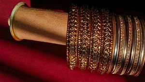Add Touch of Timeless Elegance to Your Hands: