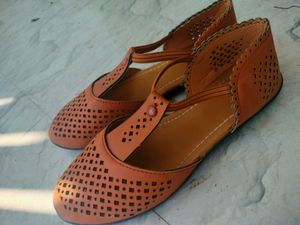 Traditional Juttis And Flipflop/Sandals