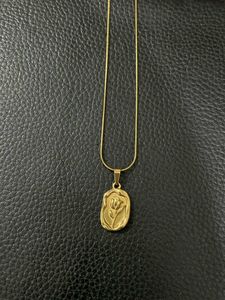 Gold Flower Pendant Necklace