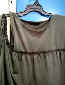PUFFED SLEEVED - OLIVE TOP